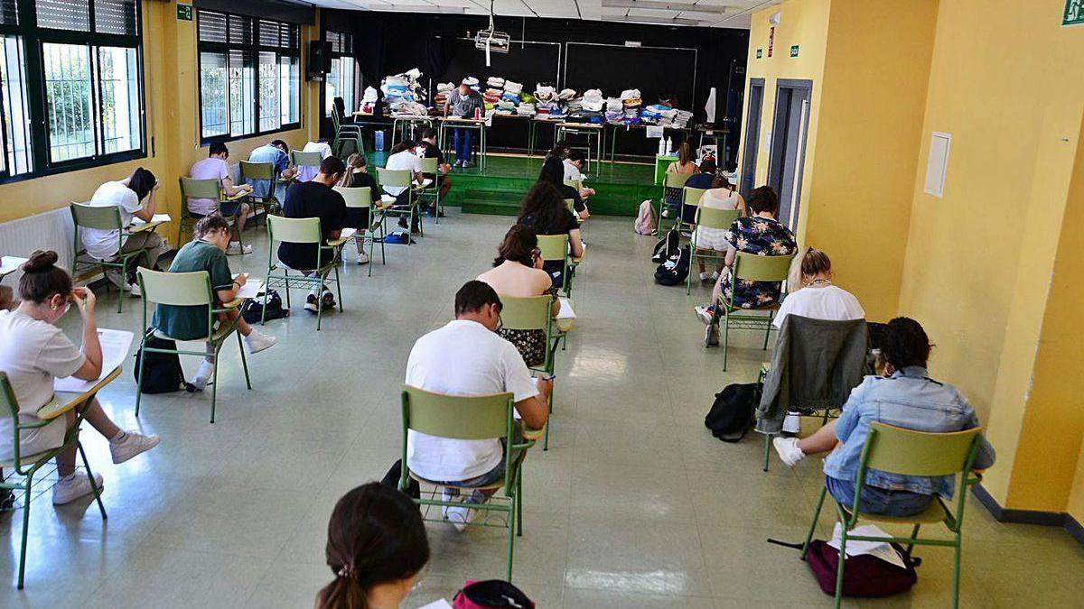 Estudiantes de Cangas y Moaña examinándose de la ABAU en el instituto de Rodeira.