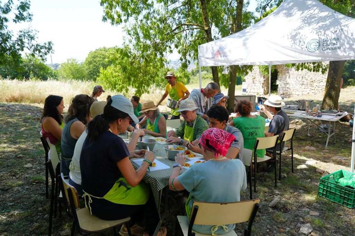 Participants al taller d’aprofitament de prunes a Montjuïc.
