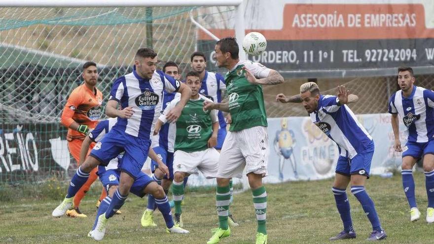 El fabrilista Carlos López, en el aire, despeja el balón durante el partido de ayer en el Príncipe Felipe frente al Cacereño.