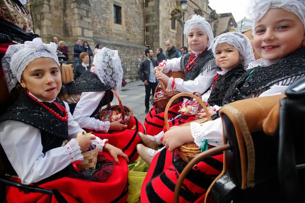 Pregón y desfile de carrozas en las fiestas del Bollo en Avilés