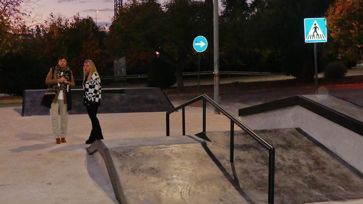 La alcaldesa de Segorbe, Mª Carmen Climent, visitó la pista de skate.