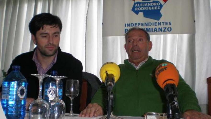 Alejandro Rodríguez, a la derecha, acompañado de Manuel Soto, ayer, durante su presentación. / m. c. s.