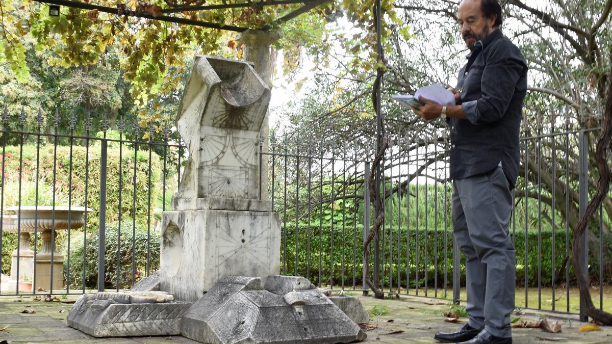 El profesor y arquitecto malagueño Carlos Esteve Secall toma mediciones del reloj de sol del Retiro, en 2016.