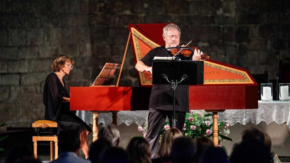El violinista Fabio Biondi i la clavicembalista Paola Poncet al Festival Porta Ferrada, a Sant Feliu de Guíxols.