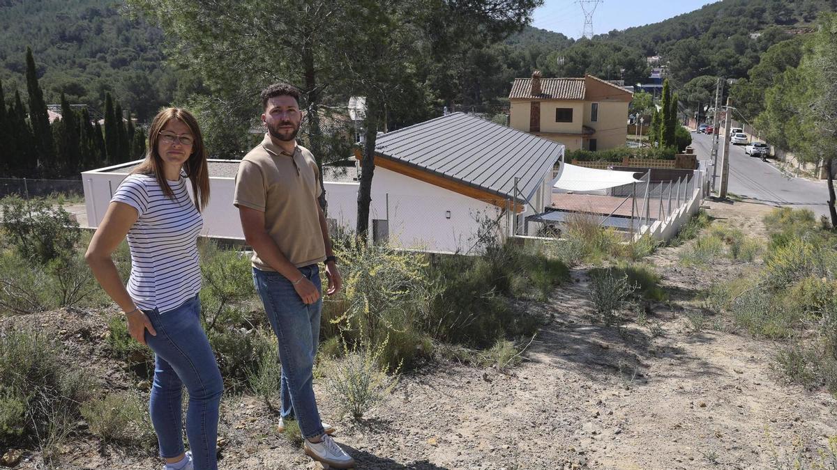 Dos concejales de Gilet muetran una de las zonas incluidas en el nuevo sistema.