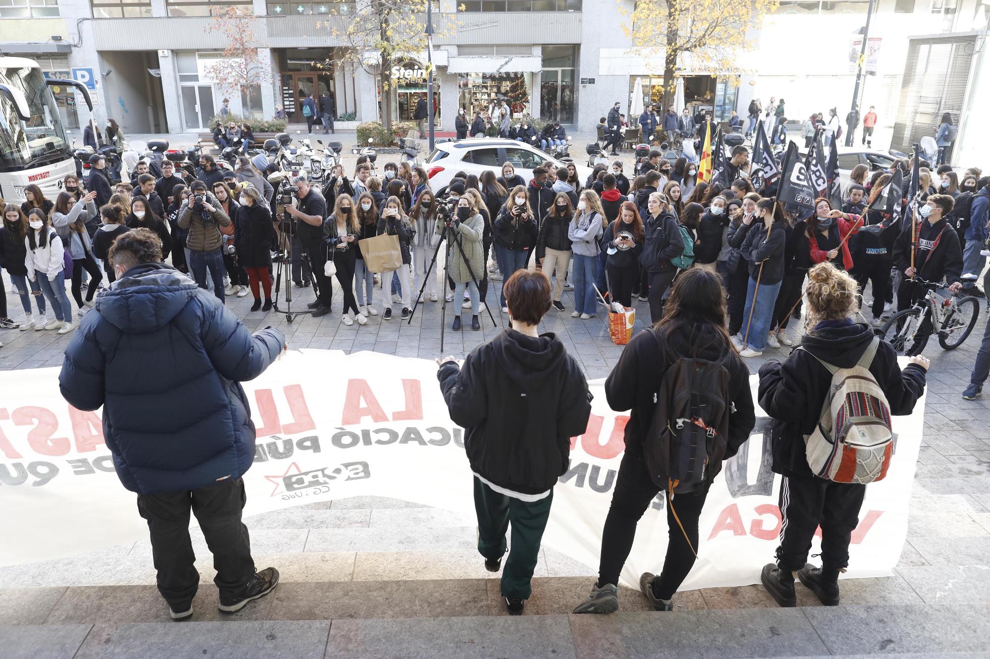 Uns centenars d'estudiants es manifesta a Girona contra el projecte de llei Castells i la sentència del 25% de castellà