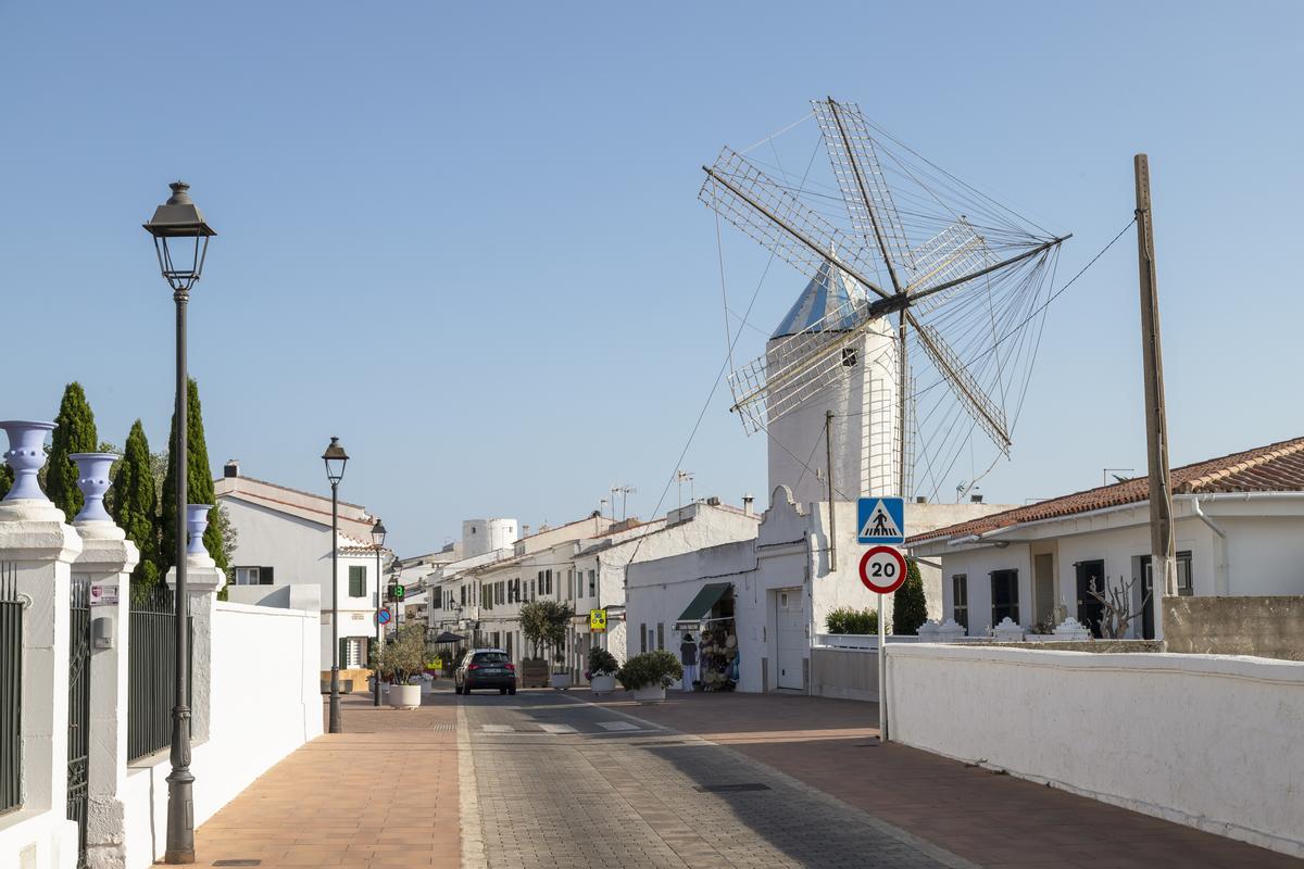 Sant Lluís es un precioso pueblo menorquín que sirve de refugio de Ángels Barceló.