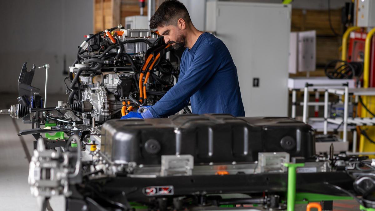 Un trabajador de Stellantis ensamblando una batería