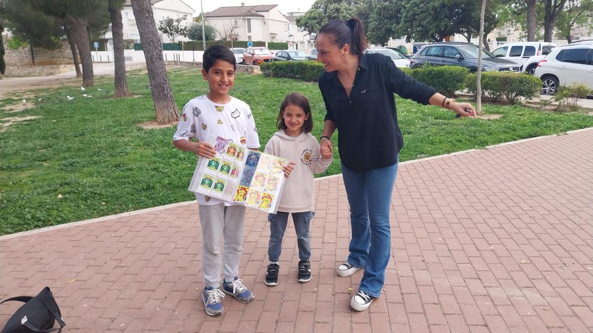 Kike, con el álbum recuperado, junto a su madre Anna y su hermana pequeña Zoe.