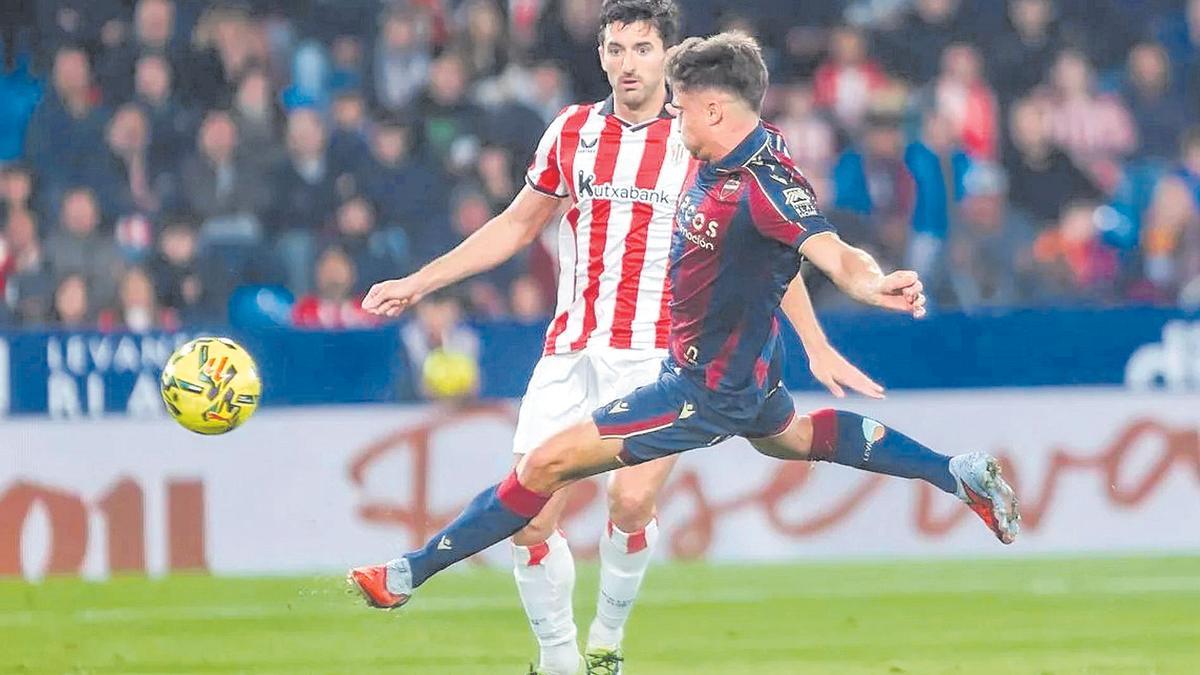 IvánRomero, en una acción de partido contra el Athletic.