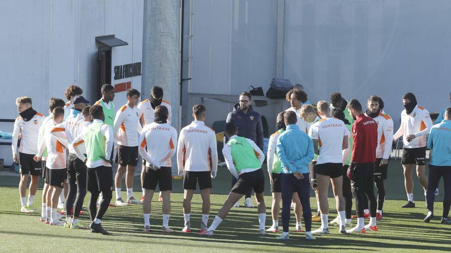 Maxi Gómez, Hélder Costa y Cheryshev se marchan de Paterna tras las pruebas Covid