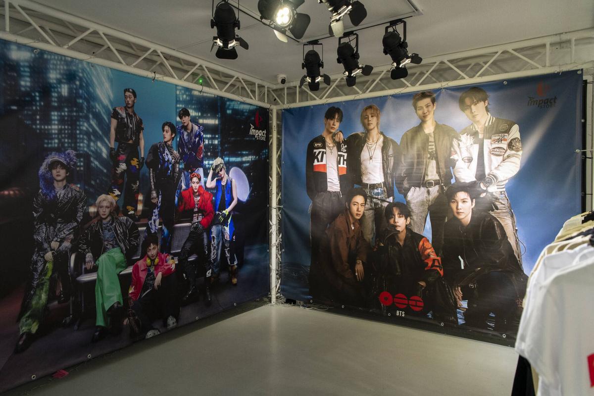 Lonas del grupo de K-pop BTS, en la tienda Impact Store. Triángulo Friqui. Barcelona, 30 de junio de 2026. Foto: Belén González / EP