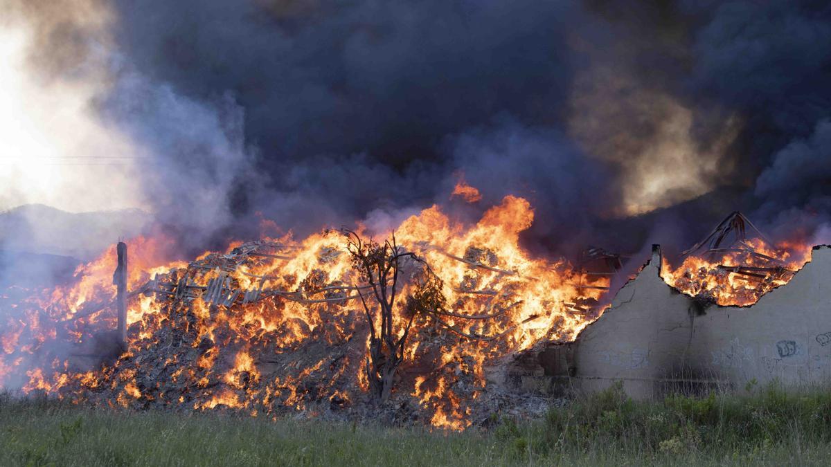 Se desata un incendio en una nave de almacenaje de ropa en L'Olleria