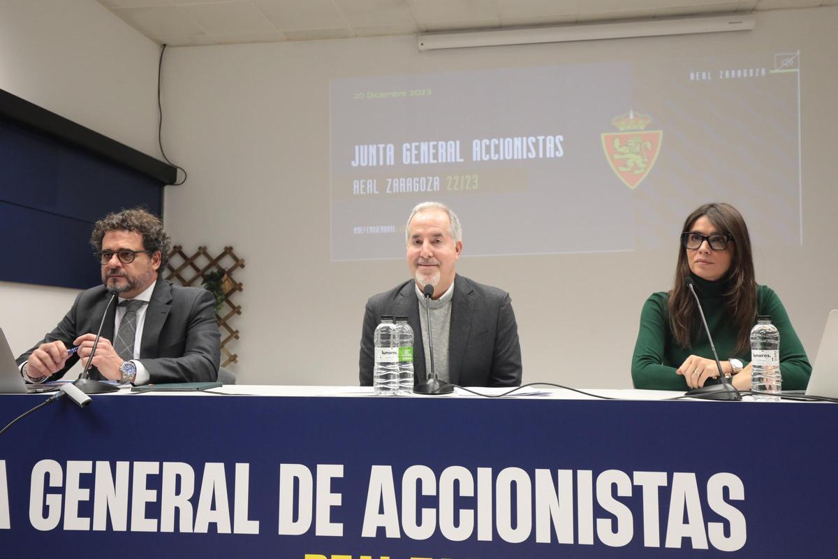 Mariano Aured, director financiero, el presidente Mas y la consejera Cristina Llop, en una junta de accionistas.
