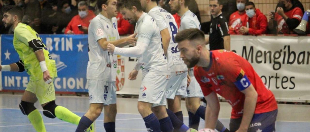 Los jugadores del Alzira celebran el punto obtenido en la díficil cancha del Mengíbar. | RAÜL AMAT