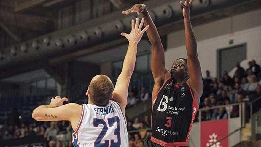 Thomas Bropleh lanza a canasta en el partido del pasado domingo del B the travel contra el Alicante.