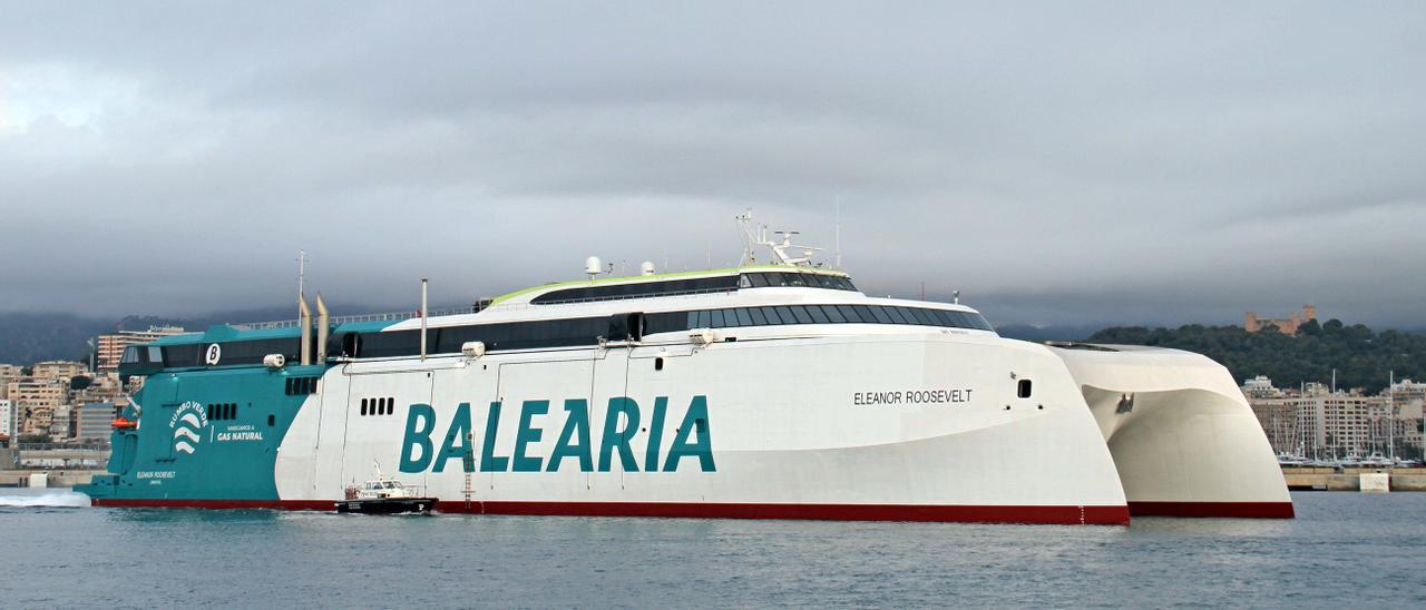 El &#039;Eleanor Roosevelt&#039; en aguas del puerto de Palma.