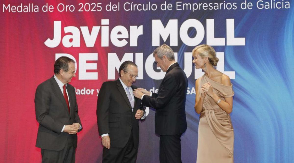 Els empresaris gallecs distingeixen amb la seva Medalla d’Or Javier Moll