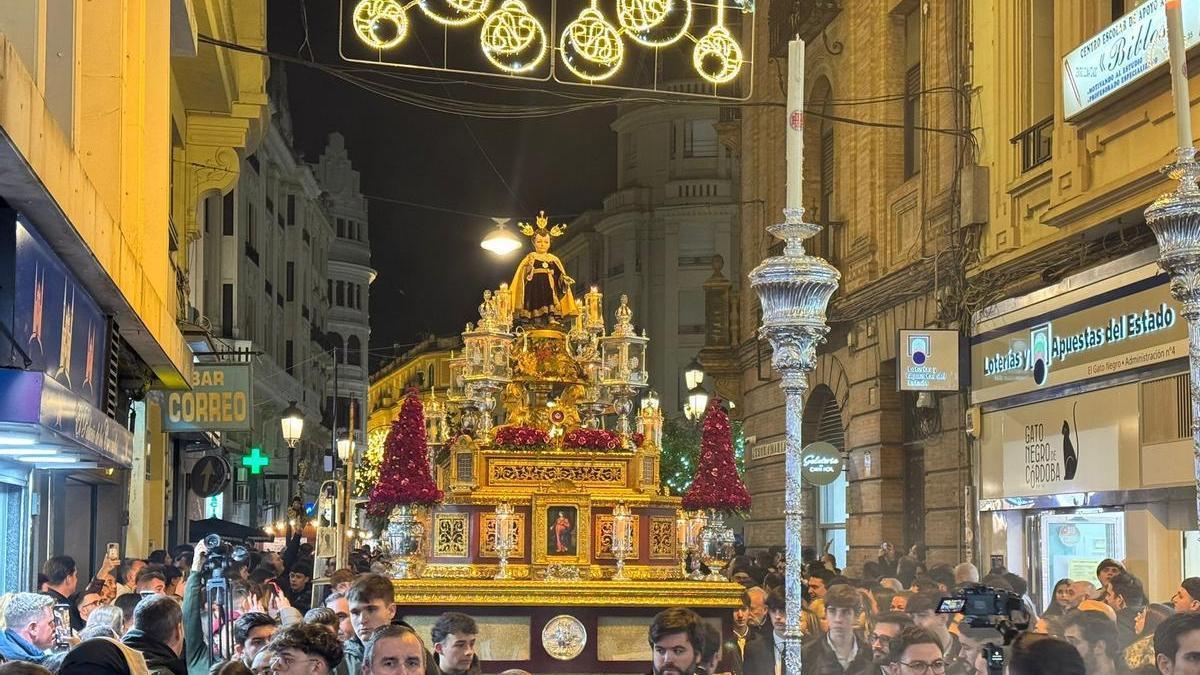 Procesión del niño Jesús por las calles del centro.
