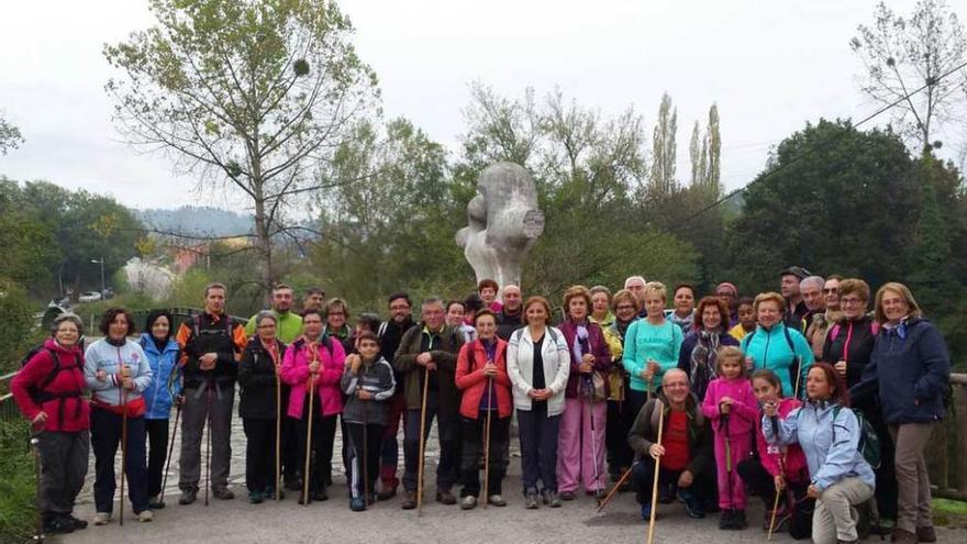 Los regueranos recorren &quot;su&quot; Camino de Santiago