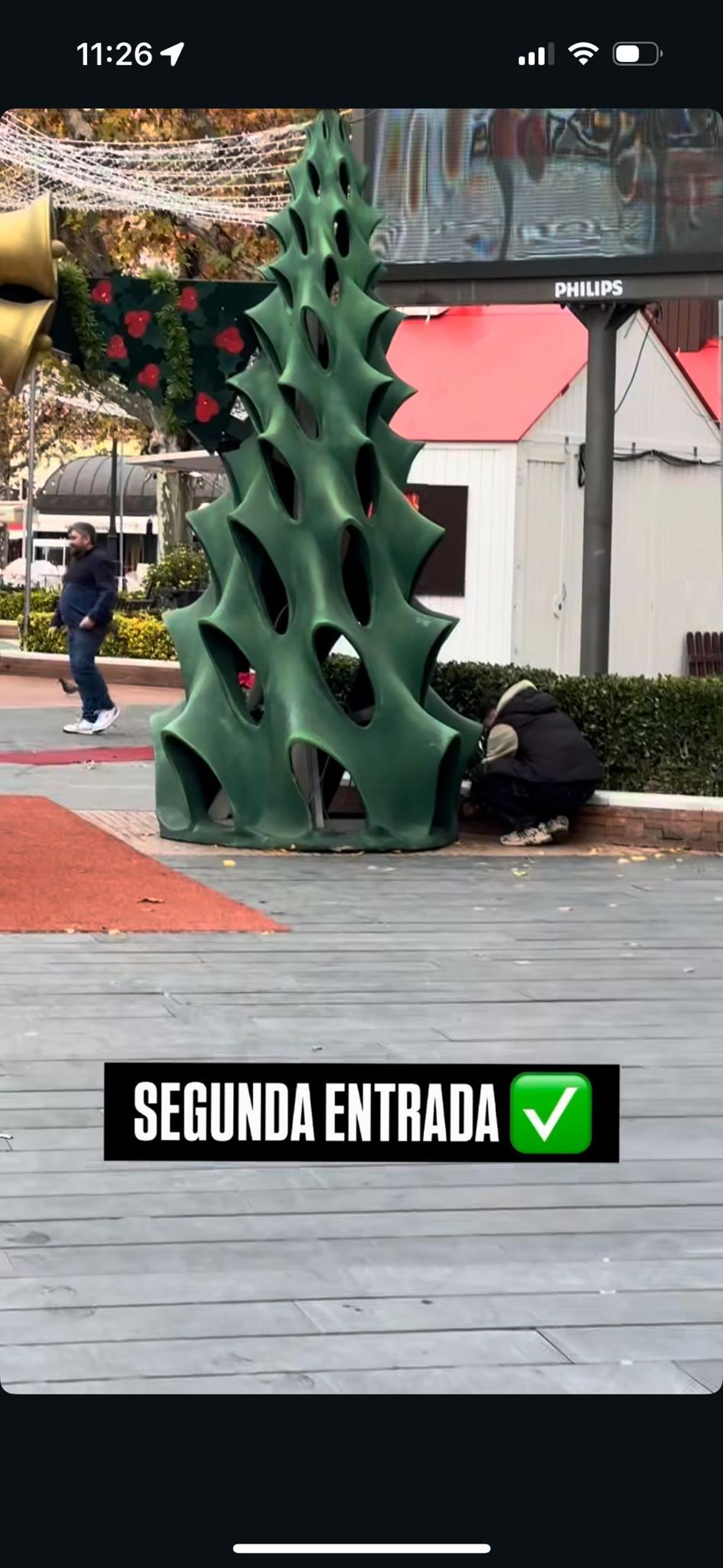 Los Primos escondiendo una de las entradas por el centro.