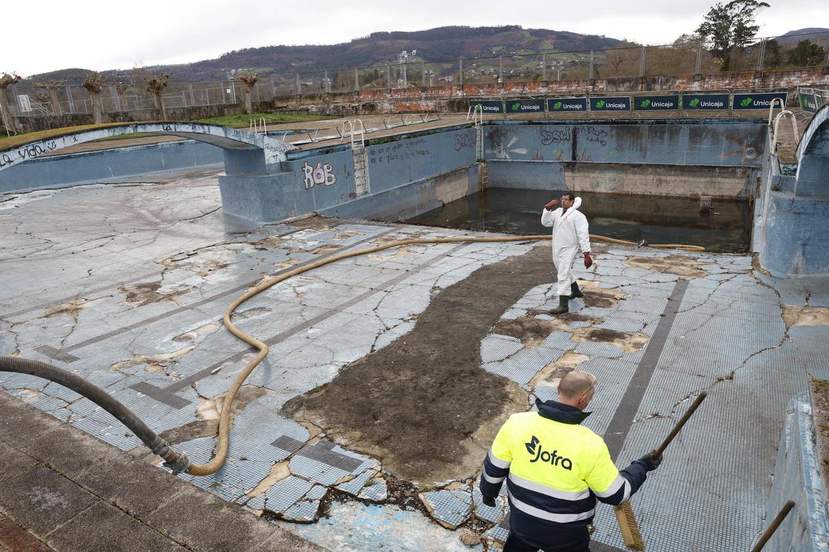 El inicio de los trabajos para dragar las piscinas de la Laboral, en imágenes