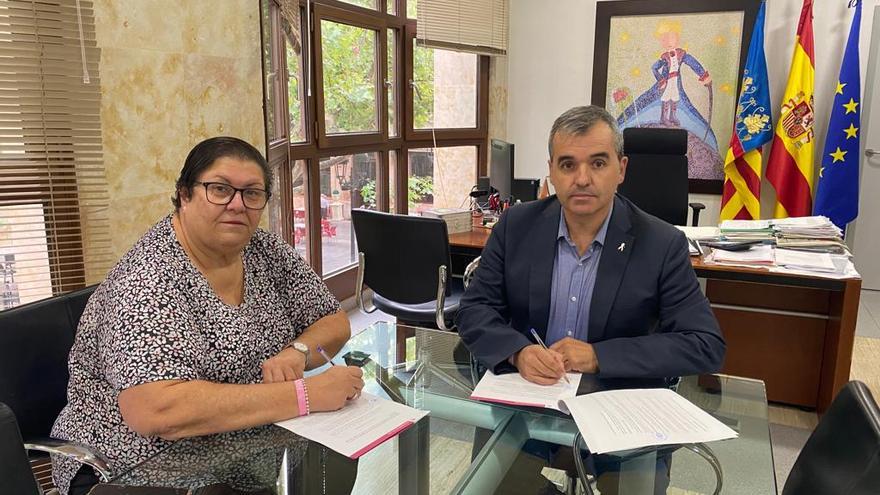 La firma del convenio entre la presidenta de Macma y el alcalde de Aspe.