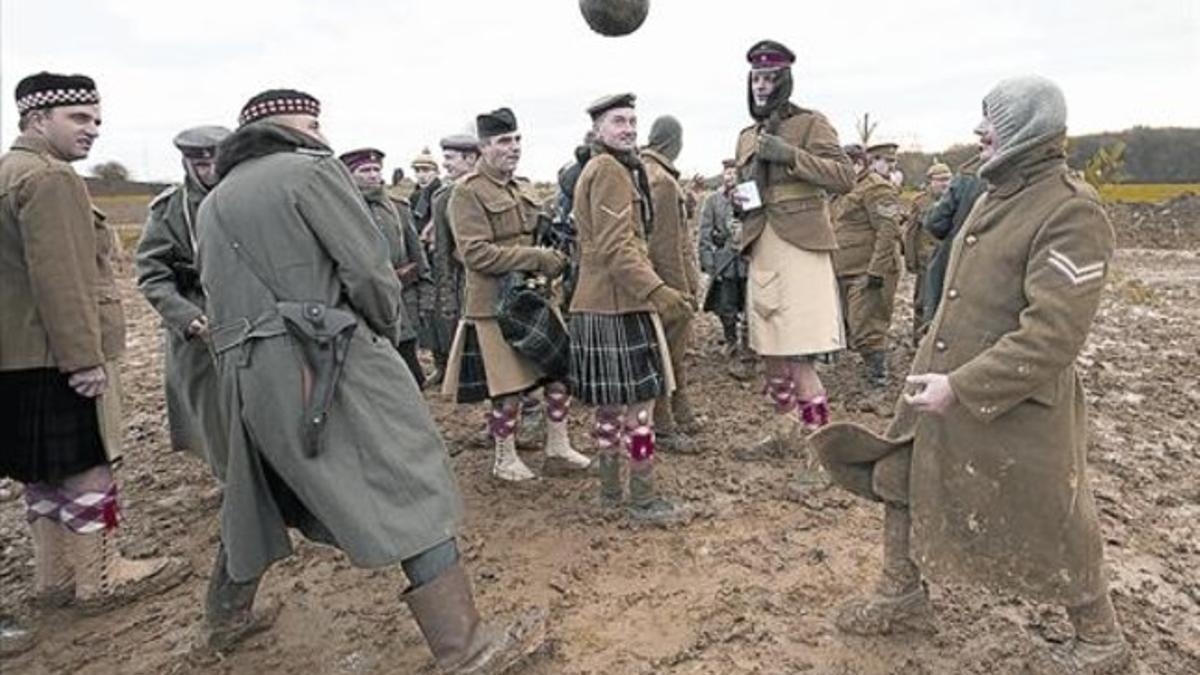 La recreación 8 Un grupo de personas recrean el partido de fútbol jugado el día de Navidad en la tierra de nadie entre las trincheras, en Bélgica.