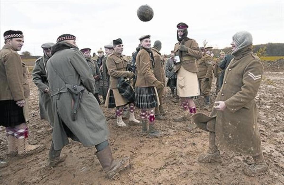 La recreació 8 Un grup de persones recreen el partit de futbol jugat el dia de Nadal en la terra de ningú entre les trinxeres, a Bèlgica.