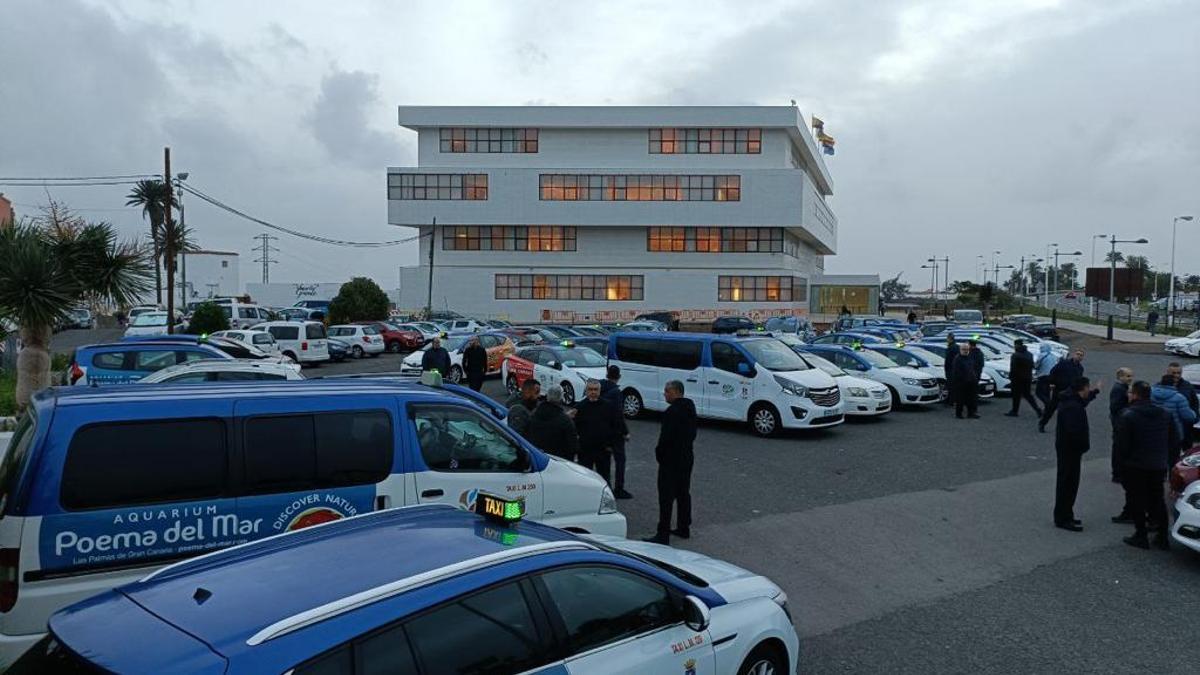 Un grupo de taxistas en la manifestación que realizaron a los pies del Consistorio para pedir la subida salarial.