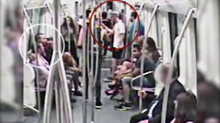 Imágenes de la paliza a un hombre en el metro de Barcelona