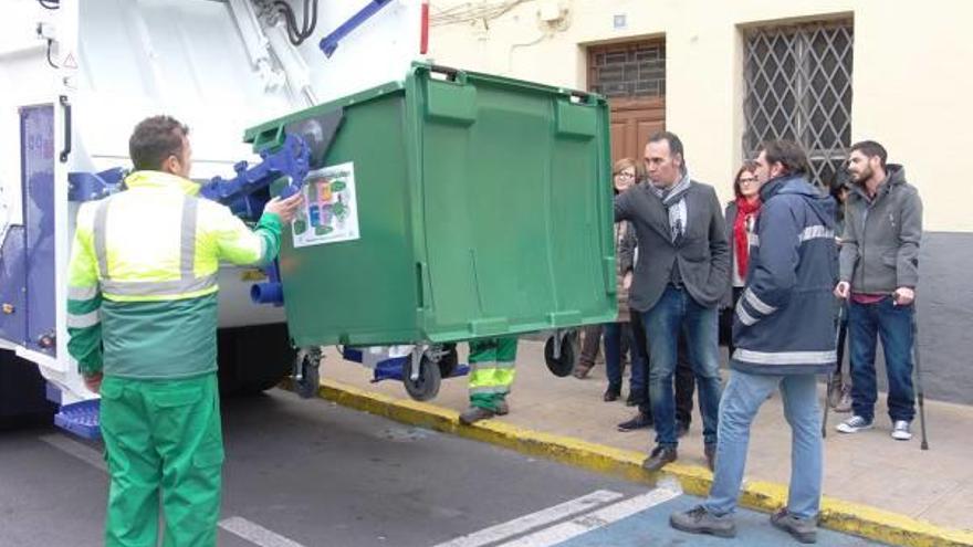 Ibi incorpora tres nuevos camiones para el servicio de recogida de basura