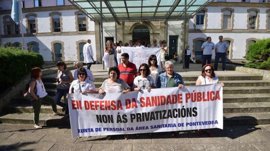 Concentración en apoyo del Meixoeiro | La Junta de Personal del CHOP se concentró ayer a las puertas del Provincial y de Montecelo para mostrar su apoyo a la manifestación convocada por los trabajadores y la Plataforma SOS Meixoeiro y que tendrá lugar hoy a las puertas del hospital vigués. Reclaman la apertura de todas las camas cerradas, la apertura de la Unidad de Críticos, acabar con las derivaciones de pacientes atendidos en este centro a la sanidad privada y por un plan para reducir las listas de espera.