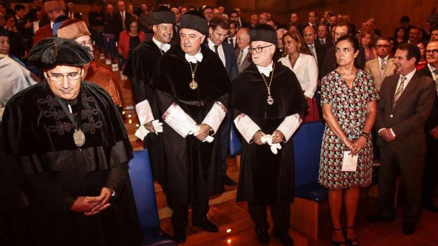 Los rectores Xosé Luís Armesto (drcha.), Salustiano Mato y Juan Viaño, ayer, a su llegada al acto. adrián irago