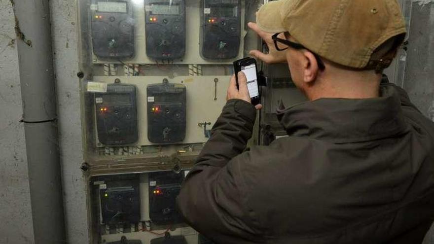 Un operario en el cuarto de contadores de un edificio.