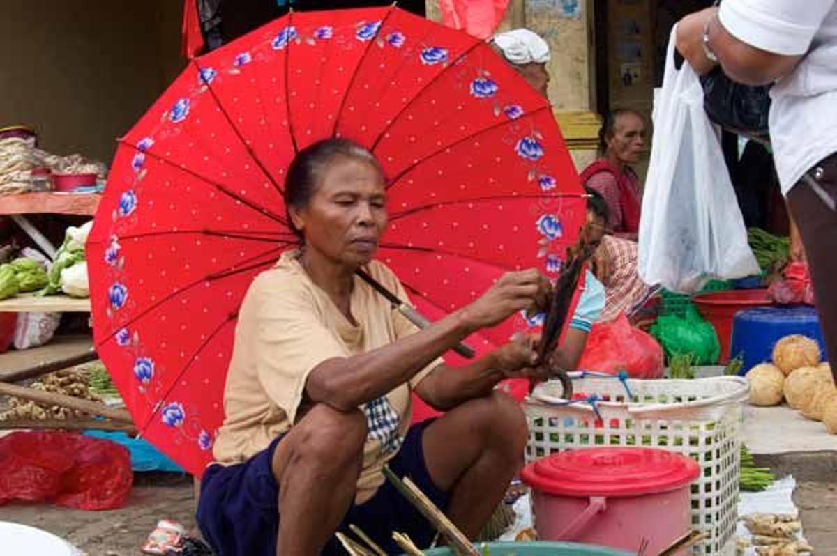 Los mercados tradicionales en Saparúa (Lease) son pequeños pero repletos de colorido.