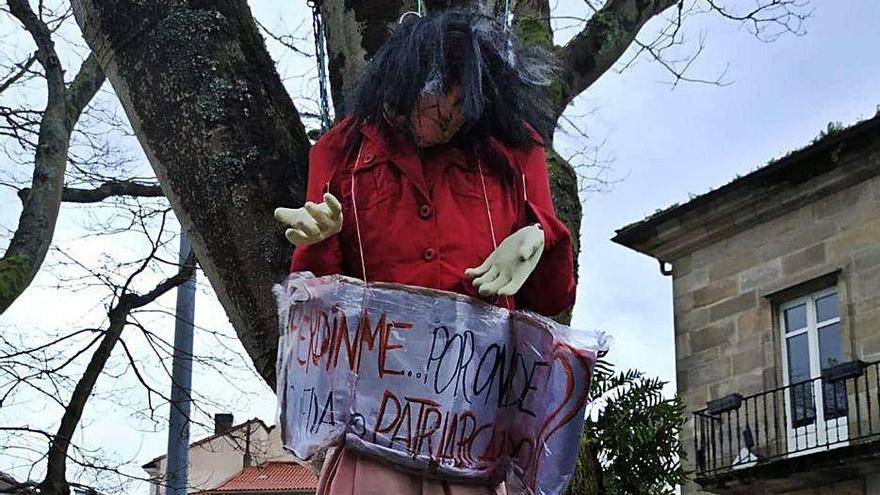 La nina penjada d&#039;un arbre a Santiago de Compstel·la.