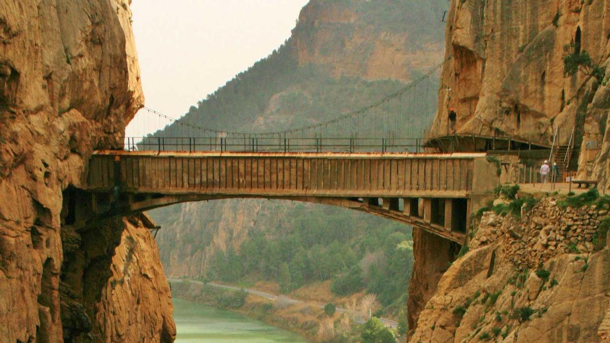 Puente salvando una espectacular falla en el Caminito del Rey