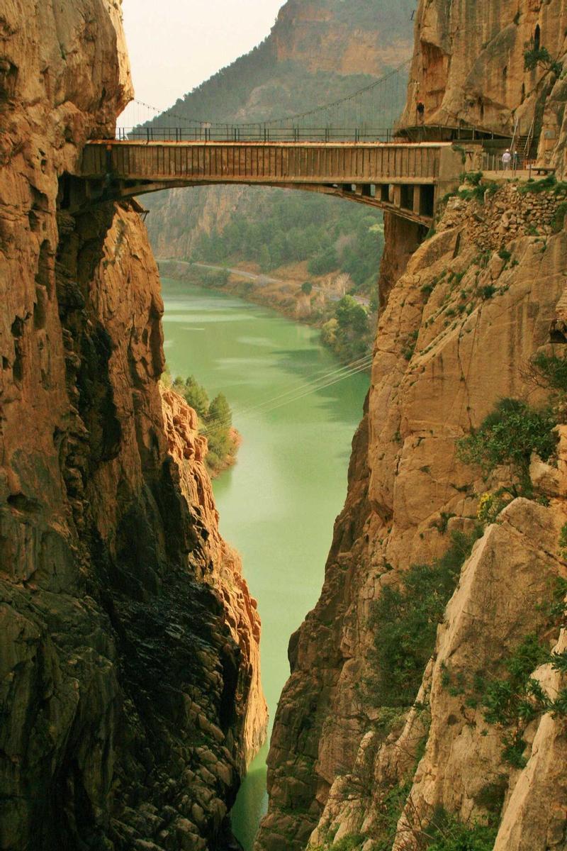 Puente salvando una espectacular falla en el Caminito del Rey
