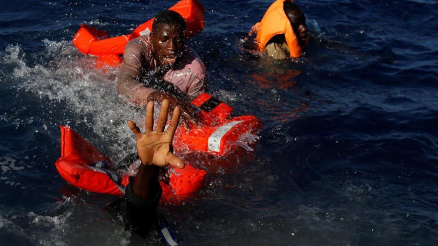 Inmigrantes tratan de mantenerse a flote antes de ser rescatados.