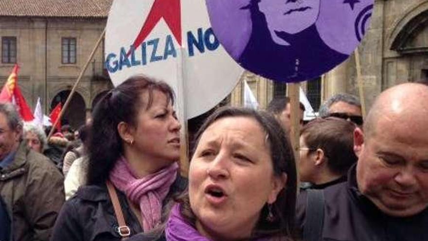 Marta Dacosta, na manifestación de onte de Queremos Galego coa imaxe de Rosalía de fondo, na Praza da Quintana de Santiago.