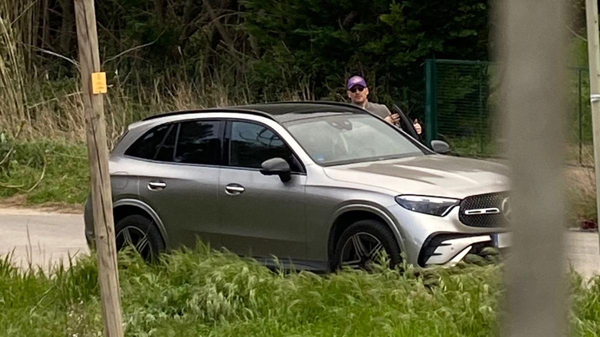 Iker Casillas entra en su coche tras ir a ver jugar a su hijo Martín en un torneo de fútbol en la Costa Brava