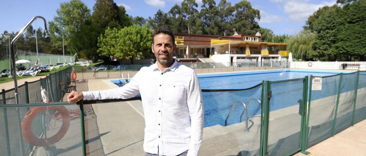 Iago González, presidente del Recreo Cultural, junto a la piscina de las instalaciones.  // BERNABÉ/JAVIER LALÍN