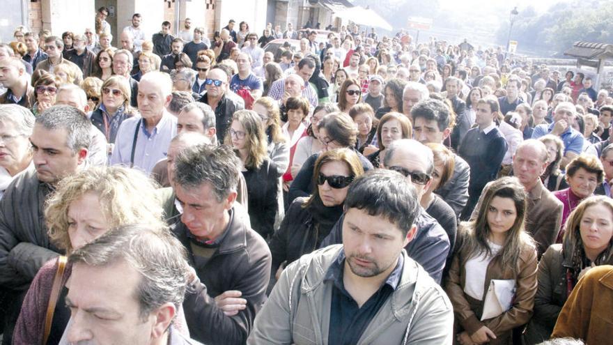 Asistentes a la marcha que se celebró ayer en Pontesampaio ante la vivienda de la víctima. // Santos Álvarez