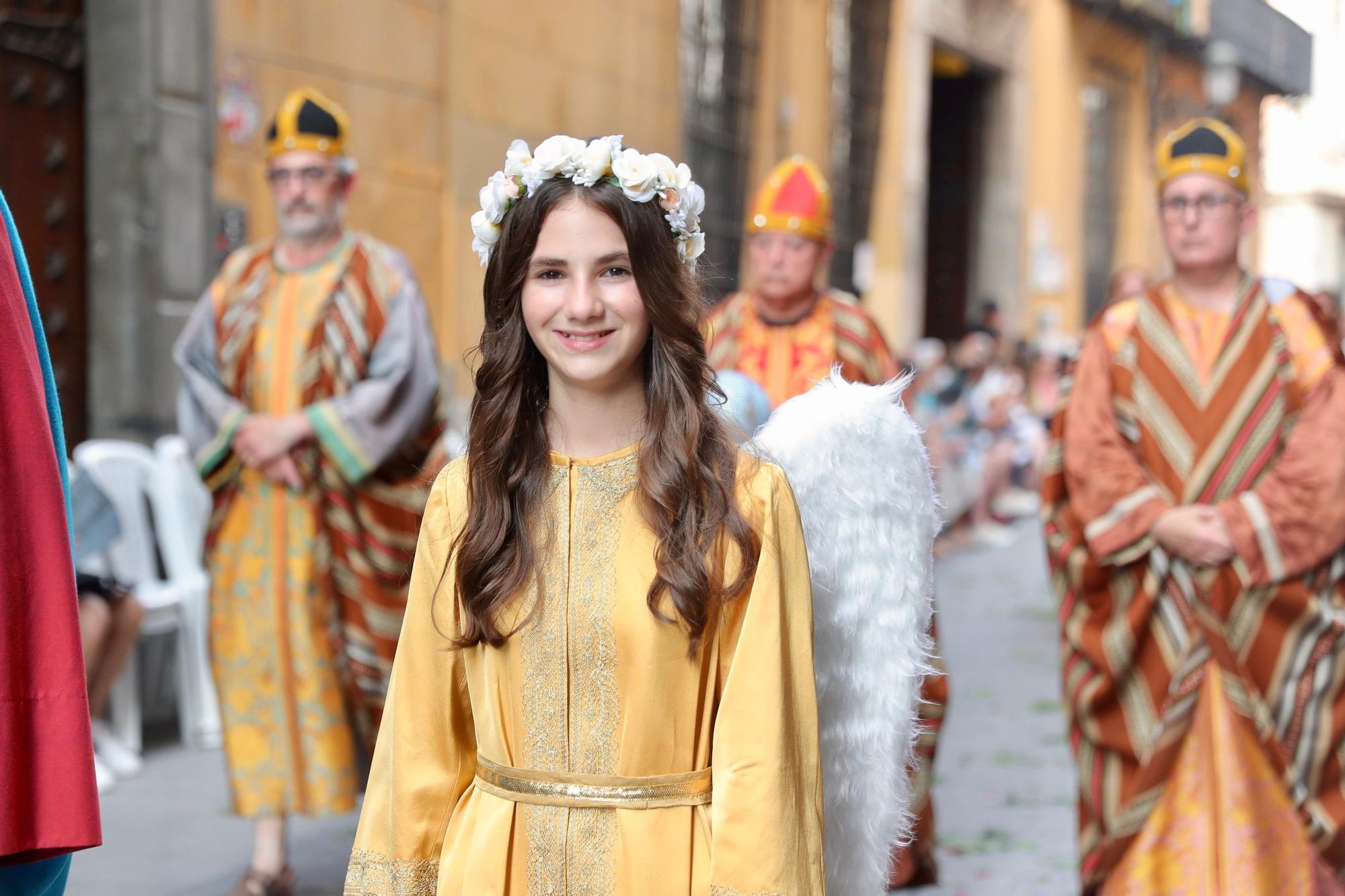 Carmen, Nerea, la reina de Saba y el Ángel del Desierto, en la procesión del Corpus