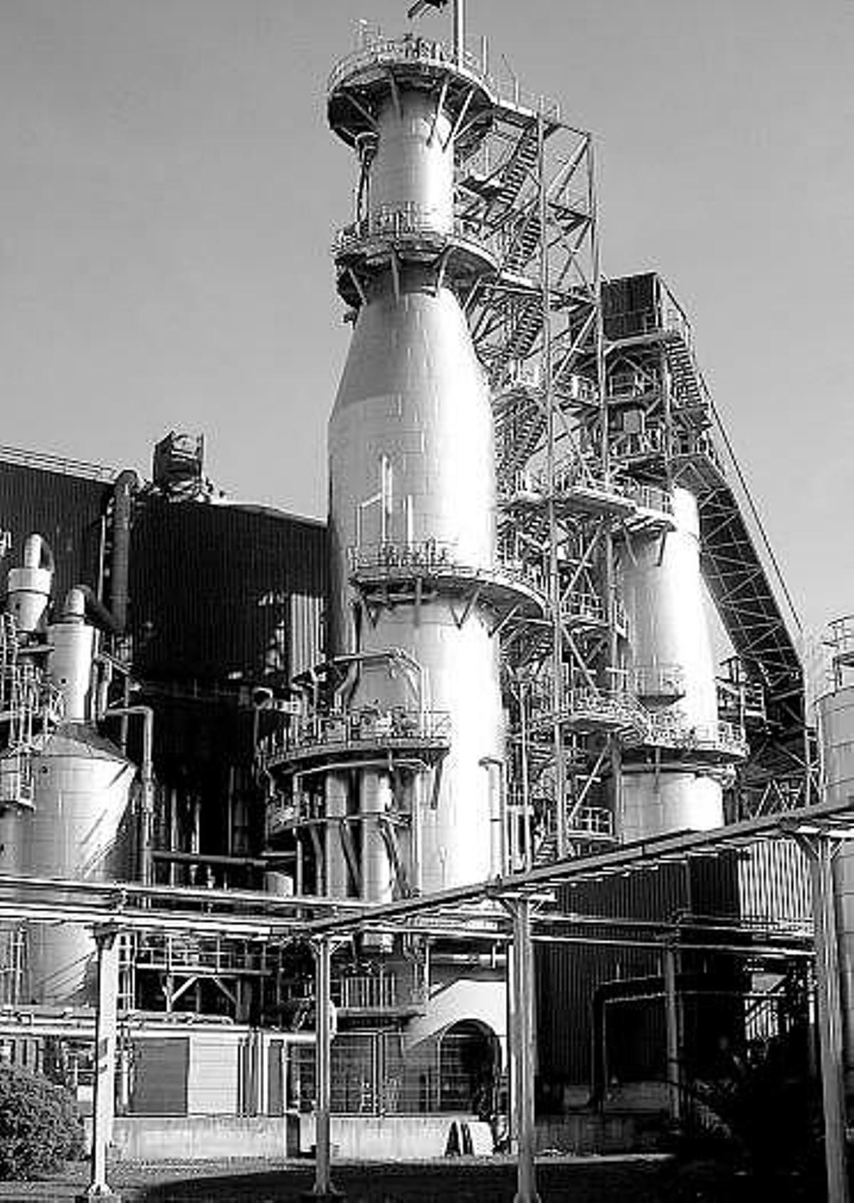 Planta generadora de biomasa en la papelera Ence, ubicada en Navia.