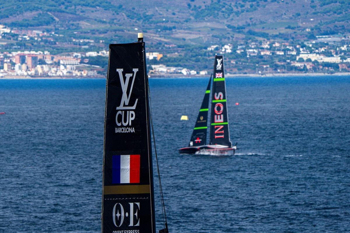 Los AC75 de los franceses y británicos, preparados para competir en el último día de las 'round robin' de la Louis Vuitton Cup, este domingo. /