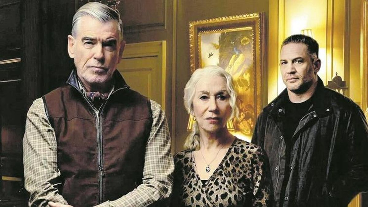 Brosnan, Mirren i Hardy en una imatge promocional de la sèrie