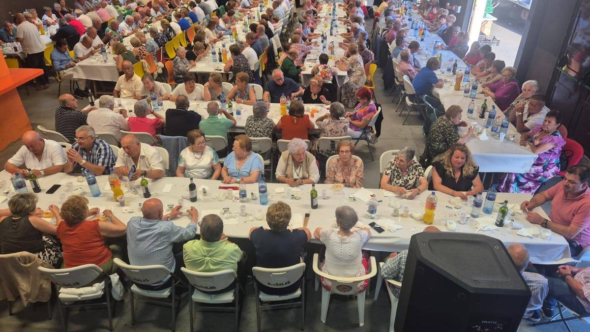 Cena anual de la asociación de jubilados en verano.