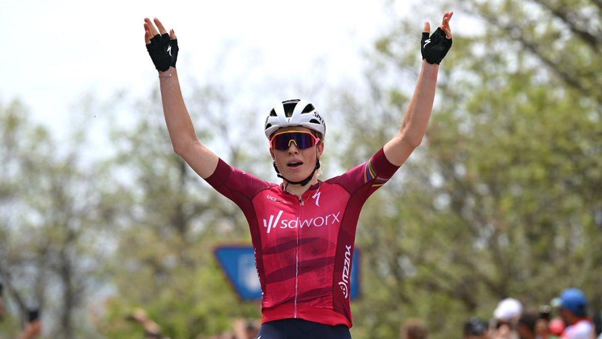 Demi Vollering, en su victoria, en la Vuelta.